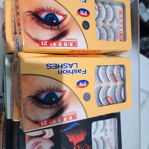 Fake strip lashes - Picture 3 of 3